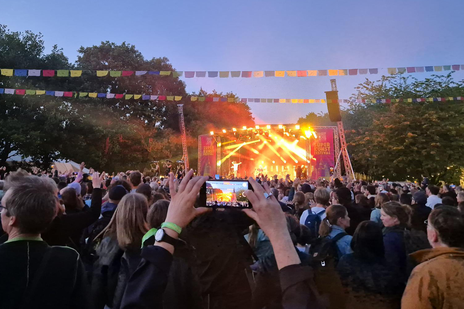 Blick auf die Bühne beim Superkunstfestival 2024 beim Auftritt von The BossHoss.